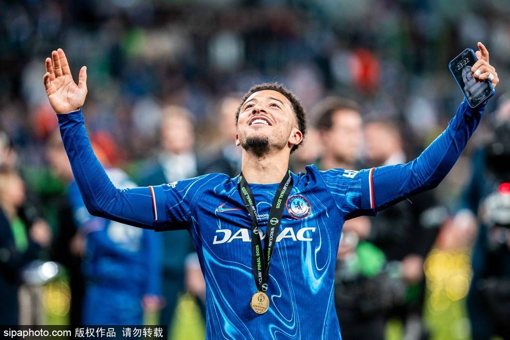 尬！桑乔赛后久久拥抱安东尼 当场打电话：我不回曼联